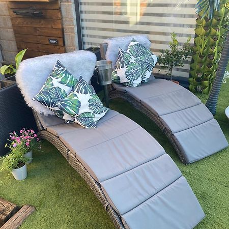 Mini Love Island Style Guest House Includes Personal Hot 24 Hour Swimming Pool, Outdoor Bathtub, Heated Dining Dome And Fire Pit, All This Is Secretly Located In The Busy Suburbs Of Ноттингем Экстерьер фото