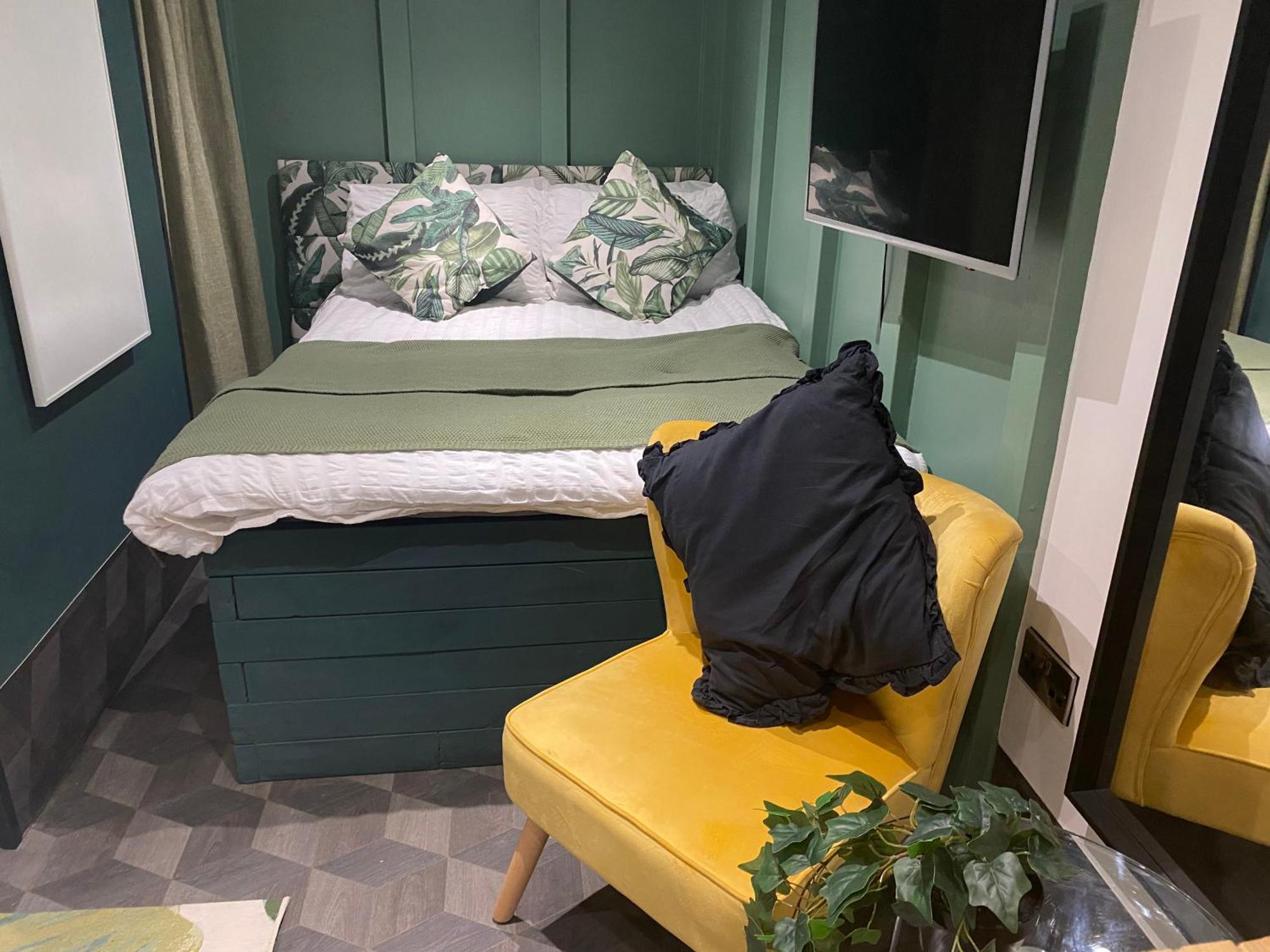Mini Love Island Style Guest House Includes Personal Hot 24 Hour Swimming Pool, Outdoor Bathtub, Heated Dining Dome And Fire Pit, All This Is Secretly Located In The Busy Suburbs Of Ноттингем Экстерьер фото